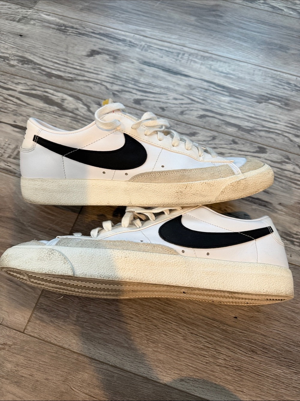 Nike Men’s Blazer low ‘77  White Sneakers with Black Swoosh - Picture 5 of 5